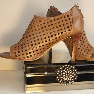 Tahari open toe back zip to close leather shoes size 9.5 brown lattice design